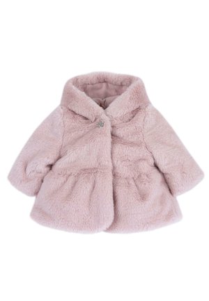 Manteau en fausse fourrure rose pâle douce pour tout-petit, col large, manches longues, taille froncée et une seule boucle décorative à l’avant.