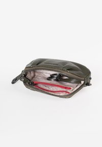 Olijfgroene leren portemonnee met een textuur, ritsluiting en rode binnenzakken. Bevat metalen sleutelhangers aan de binnenkant.