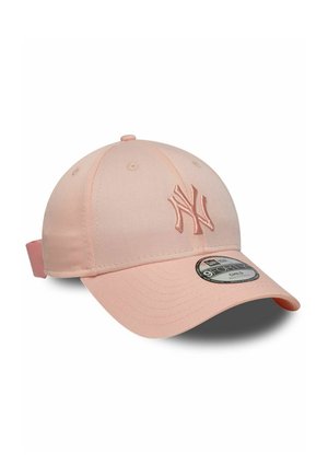 Cappellino da baseball rosa in tessuto liscio, con logo NY ricamato, visiera curva e cinturino regolabile sul retro.