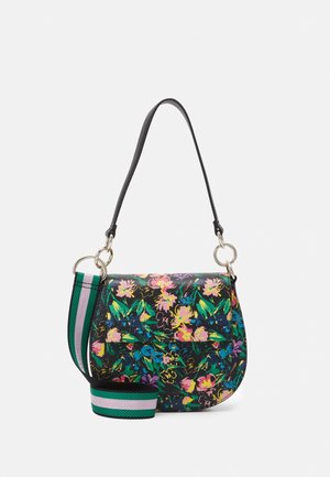 Kukkakuvioinen olkalaukku mustalla taustalla, jossa on eloisat vaaleanpunaiset ja vihreät kukat. Mukana on irrotettava raidallinen hihna ja hopeanväriset metalliosat.