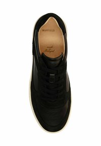 Zwarte leren en suede sneakers met een ronde neus, veter-sluiting aan de voorkant en een witte rubberen zool. Bevat "MANFIELD" branding op de tong.
