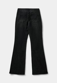 Crne traper hlače s rasplinutom nogavicom i srednjim pojasom, sa dva stražnja džepa i glatkom teksturom. Donji rub je blago rasplinut.