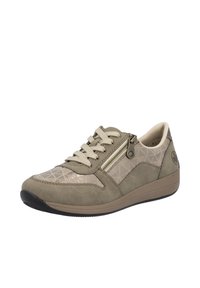 Sneaker marron clair avec tissu texturé et motif géométrique, comportant des lacets crème, une fermeture éclair sur le côté et une semelle en caoutchouc noire.