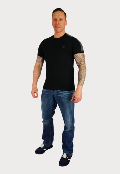Emporio Armani KURZARM - Print T-shirt - schwarz