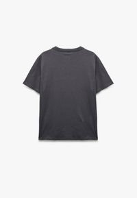 Dunkelgraues Kurzarm-T-Shirt mit Rundhalsausschnitt, aus weichem Baumwollstoff gefertigt, mit einem schlichten Design ohne Grafiken oder Akzente.