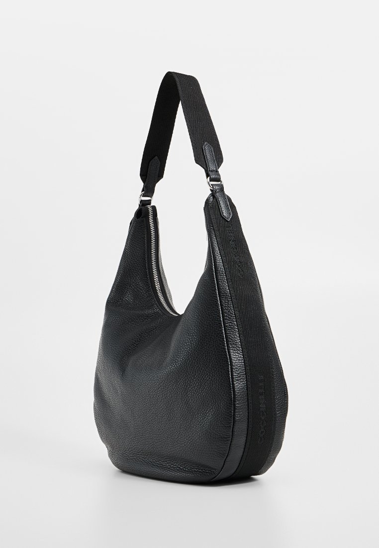 Sac hobo en cuir noir avec une finition texturée, doté d'une fermeture éclair et d'une large bandoulière en tissu tissé. Silhouette courbée.