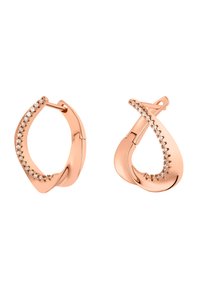 Orecchini a cerchio in oro rosa con forma a goccia, caratterizzati da una fila di piccoli cristalli trasparenti su un lato e una superficie lucida.