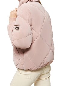 Vadderad rosa jacka med kviltat mönster, ribbade ärmslut och en logotyp på ärmen. Med huva, avslappnad passform och mjuk textur.