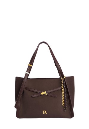 Bolsa de tela marrón con base plana, que presenta una correa frontal con un cierre dorado y un acento de cadena. Logo dorado en la esquina inferior.