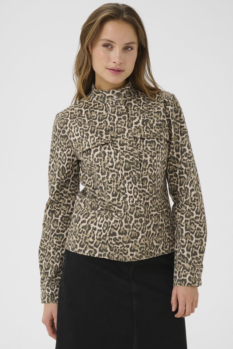 Leopardenmuster-Jacke in Beige- und Brauntönen, mit hohem Kragen, Knopfverschluss und zwei frontalen Taschen. Glatte Stofftextur.