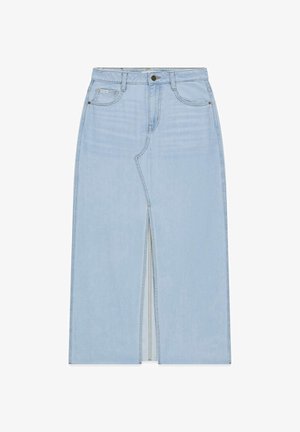 Falda midi de mezclilla azul claro con abertura frontal, trabillas para cinturón, cierre de botones y bolsillos delanteros y traseros.