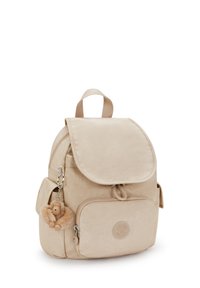 Zaino in tessuto beige dalla forma arrotondata, con chiusura a pattina, tasche laterali e un portachiavi peloso attaccato. Logo circolare sul davanti.