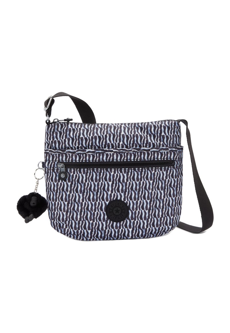 Borsa a spalla in tessuto a righe navy e bianco, con una tasca frontale con zip, tracolla regolabile e un charm a pom-pom attaccato.