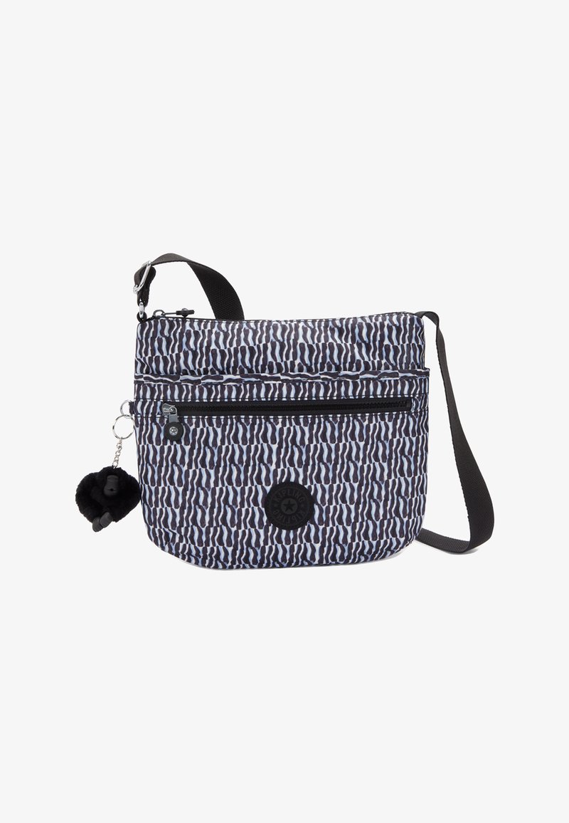 Borsa a spalla in tessuto a righe navy e bianco, con una tasca frontale con zip, tracolla regolabile e un charm a pom-pom attaccato.