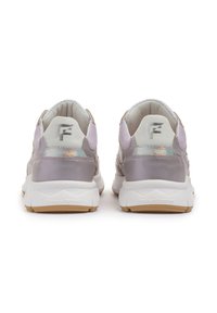 Buty sportowe z liliowym siateczkowym materiałem i srebrnymi dodatkami. Okrągły obcas, biały środkowy element oraz podeszwa z gumy. Logo umieszczone z tyłu.