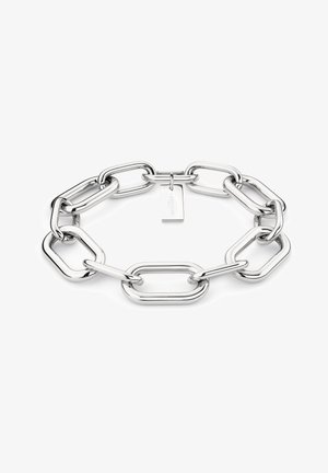 Silberne Kettenarmband mit großen, ineinandergreifenden Gliedern, glatter Oberfläche und einem kleinen gravierten Anhänger. Sauberes, modernes Design.