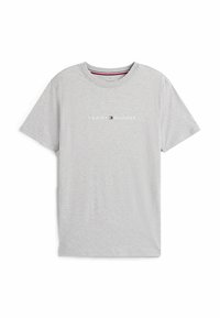 Szara bawełniana koszulka z okrągłym dekoltem. Posiada białe logo "TOMMY HILFIGER" na wysokości klatki piersiowej oraz subtelną poziomą czerwoną i niebieską linię wewnątrz dekoltu.