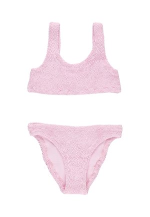 Bikini due pezzi rosa chiaro con texture, con spalline larghe sulla parte superiore e slip dal taglio classico, esposto disteso su sfondo bianco.