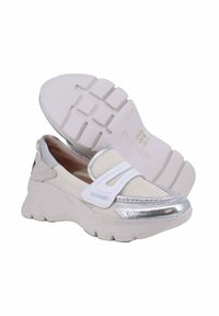 Le sneaker bianche slip-on presentano una tomaia in tessuto testurizzato, dettagli in metallo argentato e una suola spessa con un battistrada a motivo.