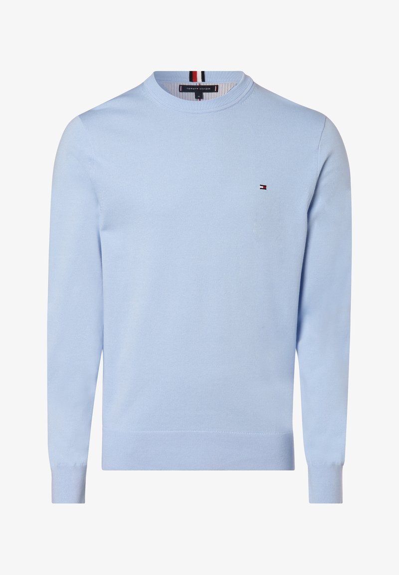 Jasnoniebieski sweter wykonany z miękkiej dzianiny, z okrągłym dekoltem, długimi rękawami i małym logo na piersi.