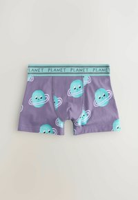 Fialové pánske boxerky s hravým vzorom planét v tyrkysovej farbe so smajlíkmi. Aqua opasok s nápisom "PLANET." Mäkkučká bavlnená tkanina.