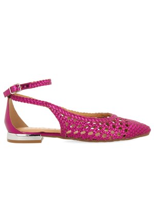 Chaussure plate tissée en rose vif, avec un orteil pointu, une bride à la cheville et un accent de talon métallique. Le design ouvert améliore la respirabilité.
