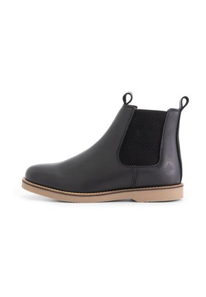 Zwarte leren Chelsea-boots met elastische zijpanelen, ronde neus en een tan kleurige rubberen zool. Voorzien van trekflappen voor gemakkelijk aan- en uittrekken.