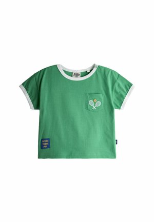 Zielony T-shirt dla malucha z białym obszyciem, małą kieszonką z haftem rakiet tenisowych i piłki oraz naszywką "Przyszły tenisowy profesjonalista" przy dolnym brzegu.