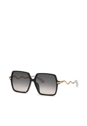 Lunettes de soleil carrées noires avec verres teintés dégradés et branches dorées à motif de serpent se terminant par des embouts en plastique transparent.