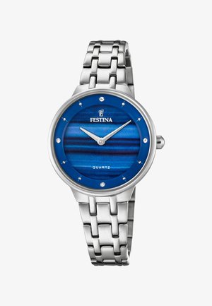 Srebrny metalowy zegarek na nadgarstek z niebieską teksturowaną tarczą, kryształowymi wskaźnikami godzin, dwoma srebrnymi wskazówkami oraz logo Festina quartz.