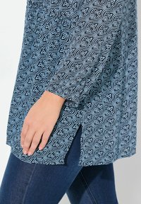 Ulla Popken ALLOVER PRINT SMOCKED  - Camicetta - marine