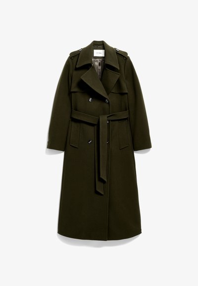 Casaco em mistura de lã verde oliva com frente de duplo botão, lapelas largas, epaulettes e um cinto correspondente; possui dois bolsos com aba.