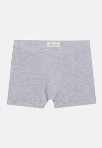 Boxeri scurți din bumbac gri, cu o textură moale, având un buzunar frontal și un etichetă la talie care spune "PIER ONE."