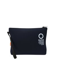 Borsa marina realizzata in morbido neoprene. Dotata di una zip superiore, di un cinturino da polso nero e di testo stampato in bianco su un lato. Design compatto e funzionale.