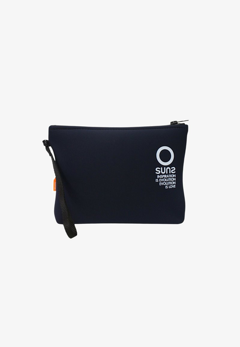 Borsa marina realizzata in morbido neoprene. Dotata di una zip superiore, di un cinturino da polso nero e di testo stampato in bianco su un lato. Design compatto e funzionale.