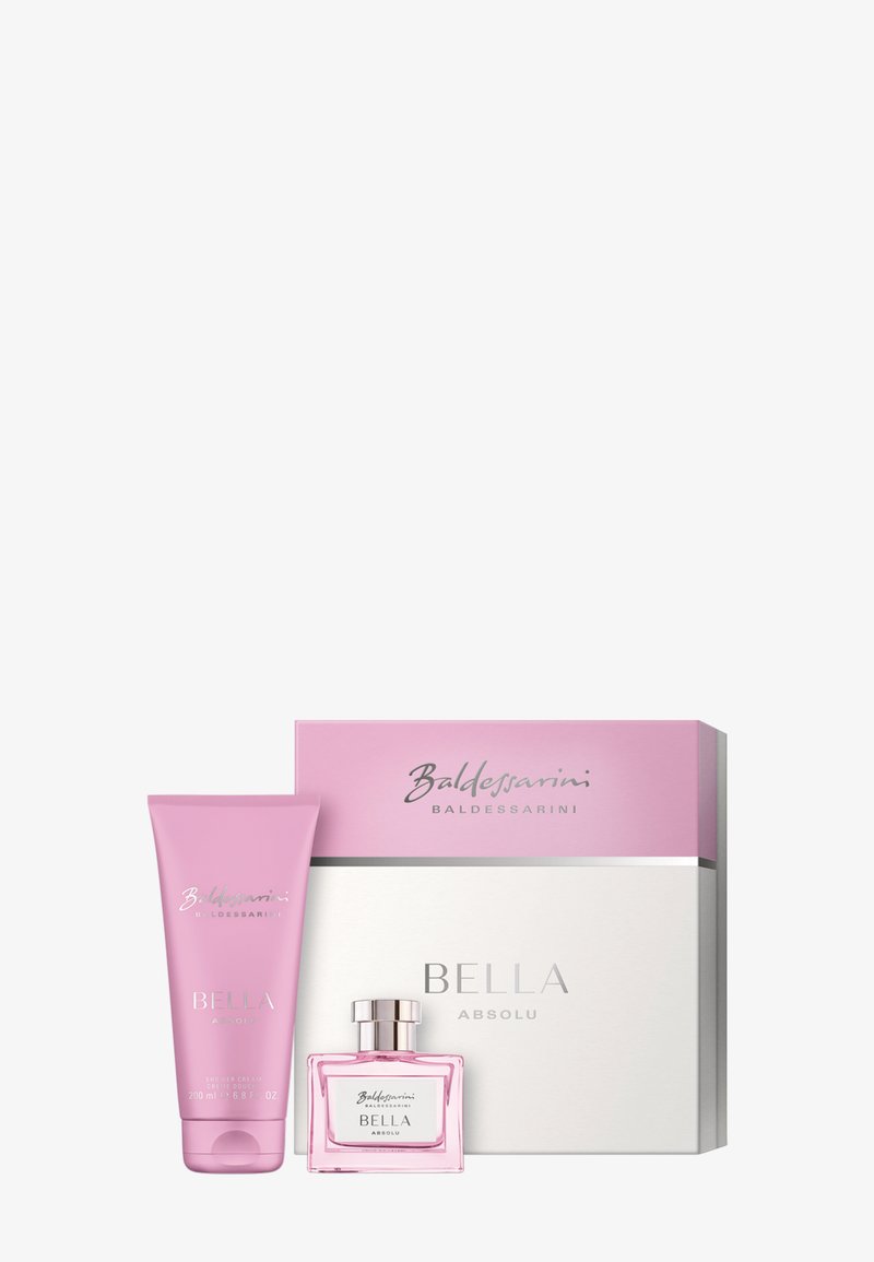 Coffret cadeau Baldessarini Bella Absolu rose et blanc comprenant un tube de lotion, un flacon de parfum et une boîte assortie sur fond blanc.