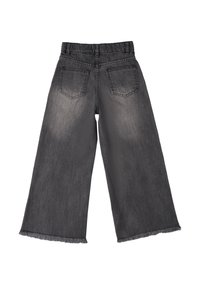 Zwart denim met een brede pijp en een rafelige zoom, voorzien van twee achterzakken en een vervaagde afwerking.