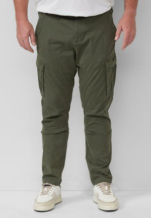 Cargo-Hosen aus olivgrünem Stoff mit Seitentaschen, geradem Schnitt und leichtem Design, kombiniert mit weißen Turnschuhen.