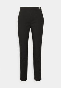 Pantalon noir avec une coupe ajustée, fabriqué dans un tissu lisse. Doté d'une taille et d'un petit accent brodé près du haut.