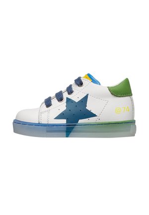 Scarpa da ginnastica bianca a basso profilo con stella blu sul lato, lacci blu, linguetta tallone verde, testo giallo "@74" e suola translucida.
