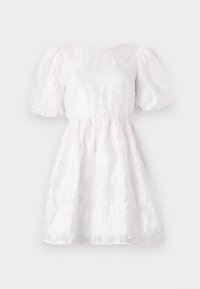 Λευκό φόρεμα με πούφ μανίκια, floral υφή, στενής μέσης και φουσκωτή φούστα, φτιαγμένο από ελαφρύ ύφασμα.