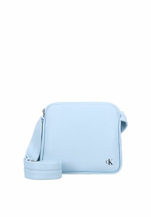 Borsa a tracolla sintetica azzurro chiaro con texture liscia, forma rettangolare, chiusura con cerniera, tracolla regolabile e dettaglio con logo CK.