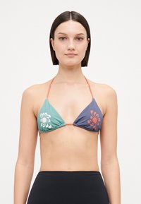 Bikini top s trojuholníkovými pohármi v odtieni tyrkysovej a tmavej šedej, so kvetinovými vzormi v bielej a oranžovej farbe, s tenkými oranžovými ramienkami.