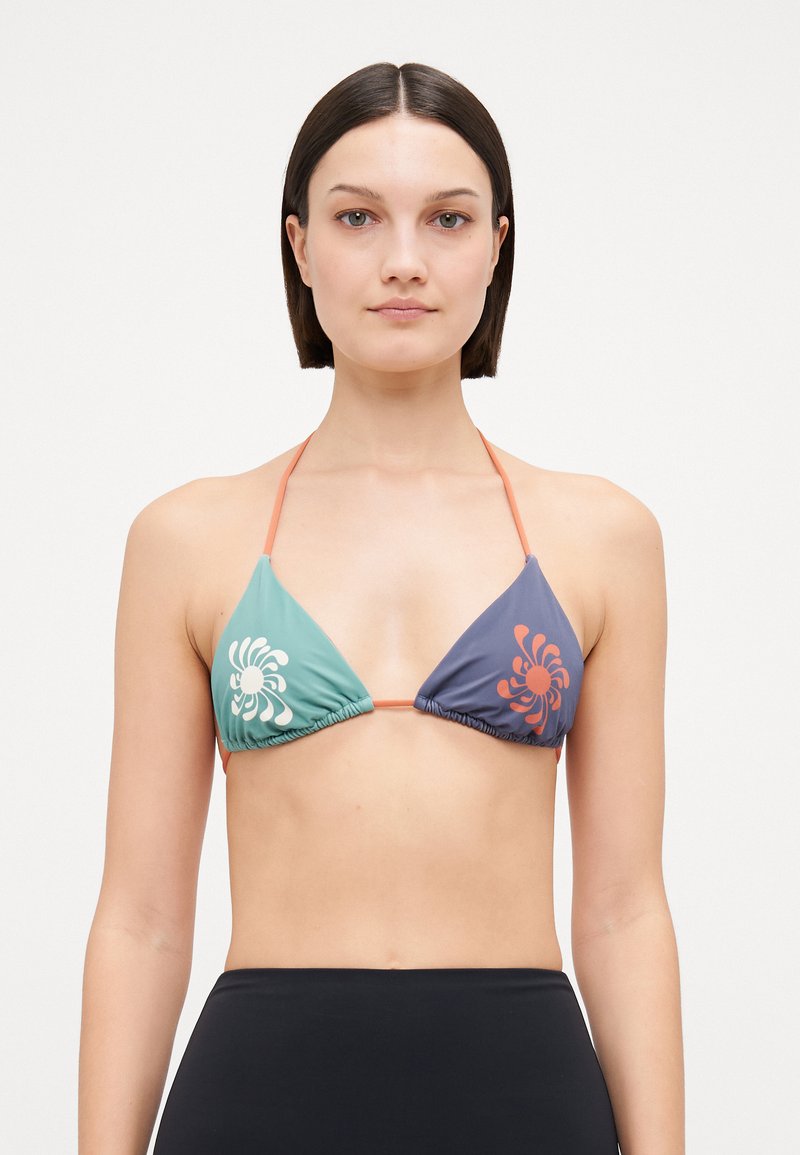 Bikini top s trojuholníkovými pohármi v odtieni tyrkysovej a tmavej �šedej, so kvetinovými vzormi v bielej a oranžovej farbe, s tenkými oranžovými ramienkami.