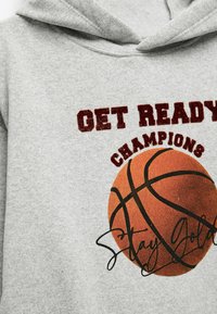 Grijze sweatshirt met een capuchon, featuring maroon tekst "GET READY CHAMPIONS" en een basketbalafbeelding met zwarte accenten en handgeschreven "Stay Gold."