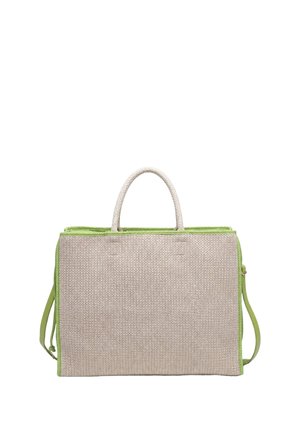 Borsa tote rettangolare beige intrecciata con bordi verde chiaro, manici corti e tracolla lunga su sfondo bianco.