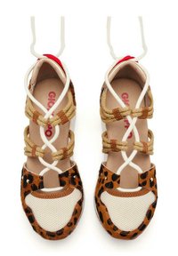 Sandali in mesh beige con stampa leopardata, dettagli marroni e lacci bianchi, caratterizzati da dettagli in corda intrecciata. Sottopiede marrone e marchio rosso.