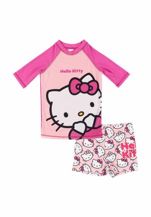 Kinder-Zweiteiler-Badeanzug mit pinkem langärmligem Oberteil mit Hello Kitty-Gesicht und passenden Shorts mit wiederholten Hello Kitty-Köpfen und Text.