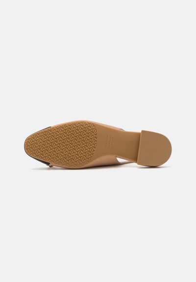 Beiger High-Heel-Schuh mit glatter Oberfläche und strukturiertem Gummisohle; verfügt über eine geschlossene Zehenpartie und ein dezentes Heel-Design.