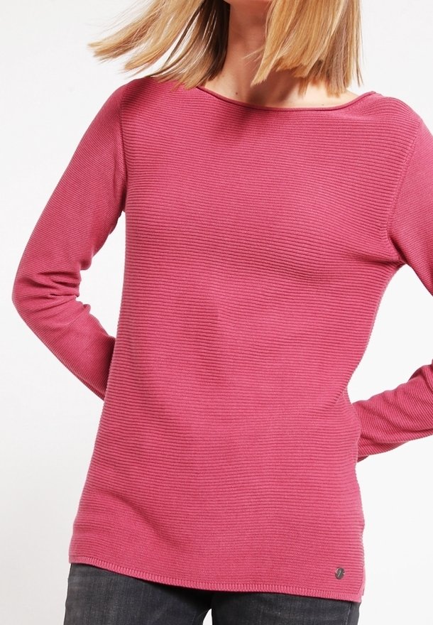 Langärmliges, geripptes Strickoberteil in einem lebendigen Pink. Verfügt über einen Bootsausschnitt und eine leicht lockere Passform mit einem kleinen Logo-Akzent.